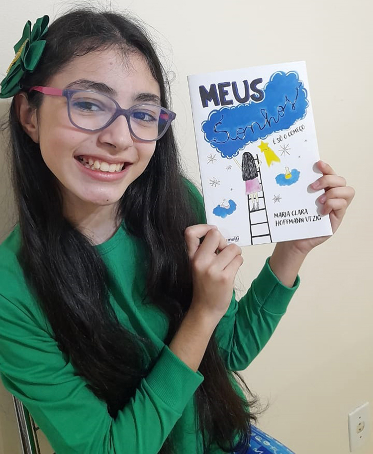 Aos 10 anos, Maria Clara publica seu livro