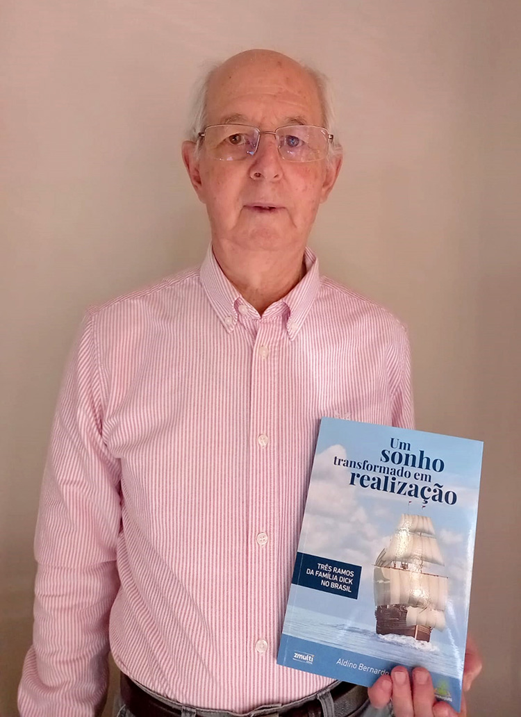 Aldino Dick lança livro na Iluminura
