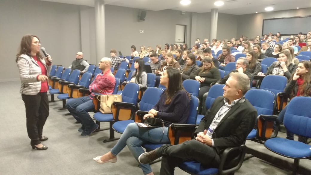 Educação fiscal em pauta: mais de 100 alunos ouvem Denise na Faccat